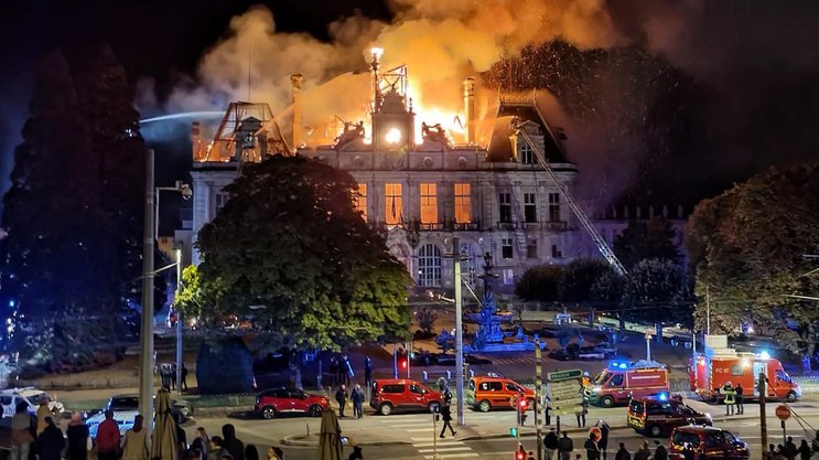 L'incendie qui ravage la mairie de Limoges après un groupe d'individus s'est introduit de force dans le bâtiment lors d'une manifestation contre la «cherté de la vie» le 17 octobre 2026.