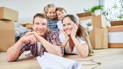 Kann sich die Familie die Wunschimmobilie samt Sanierungen leisten? Der Immobilienservice XpertHome hilft, sich ein klares Bild über den Zustand eines Hauses zu verschaffen.