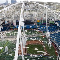 Dommages causés par l'ouragan Milton au stade Tropicana Field à St. Petersburg, Floride.