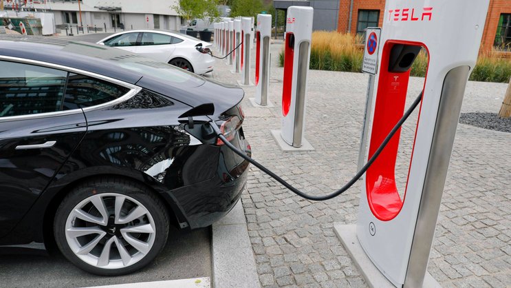Ein Tesla wird geladen: Gebäudeversicherungen belohnen bereits klimafreundliche Einrichtungen. Wann folgen die Autoversicherungen?