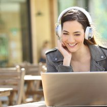 Avec la génération Z, les assureurs affrontent le défi de réunir canaux physiques et numériques.
