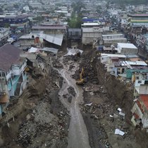 Während ganze Landstriche infolge des Phänomens El Niño von Trockenheit heimgesucht werden, kämpfen andere Gegenden mit den Folgen starker Regenfälle: Schwere Erdrutsche Anfang Oktober in Guatemala. 