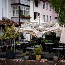 Un pavillon de restaurant détruit par la grêle dans le centre-ville de Bülach vendredi à Bülach. 