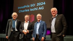Jürg Liechti, président du conseil de fondation InnoPrix SO!, les lauréats Arwid Ischi et Charles Ischi ainsi que Jürg Ritz, directeur de la Fondation InnoPrix SO! (de g. à dr.).