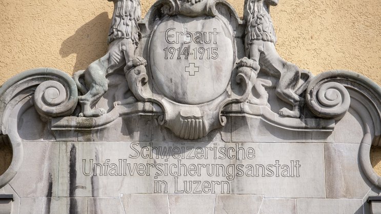 Eingangsbereich des SUVA Hauptsitz in Luzern: Der bundesnahe Betrieb versichert 130'000 Unternehmen.
