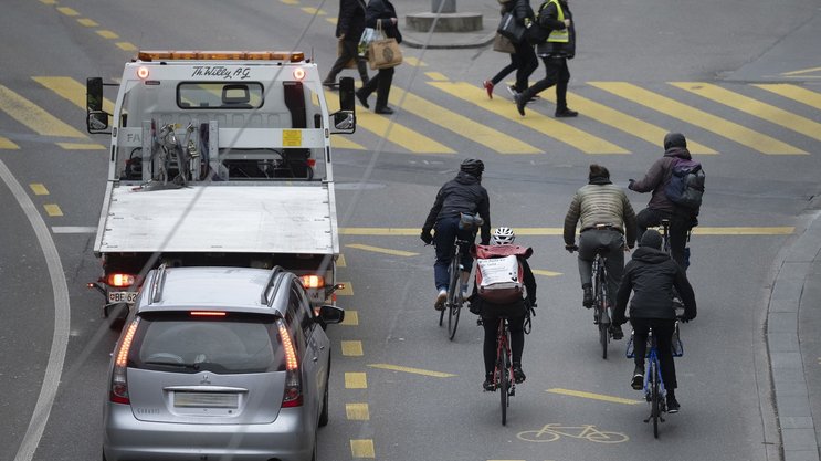Le persone che si spostano principalmente in auto si lamentano molto più spesso rispetto a chi utilizza i mezzi pubblici.