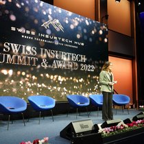Jurypräsidentin Silvia Signoretti im Jahr 2022 während ihrer Laudatio am zweiten Swiss Insurtech Award.