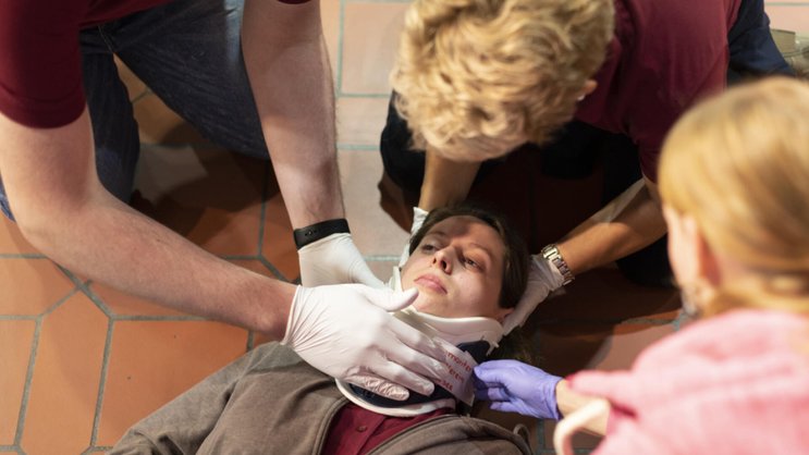 Il primo soccorso deve essere esercitato regolarmente affinché le persone possano agire con calma e in modo corretto in caso di urgenza: Esercitazione dei samaritani a Sursee.
