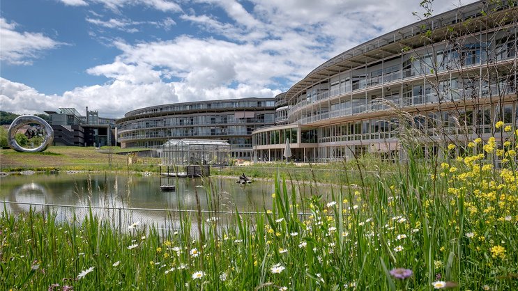 Das Schweizer Paraplegiker-Zentrum in Nottwil ist eine private, national und international tätige Spezialklinik für Querschnitt-, Rücken- und Beatmungsmedizin.