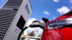 Ein Tesla an der Ladestation: Einige Versicherer berücksichtigen bei den Prämien auch den Klimaeffekt.