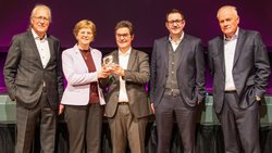 Jürg Liechti, président du conseil de fondation; les lauréats Natalie Beck Torres et Pedro Torres de l’entreprise Innoguer GmbH; Thomas Schöb, CEO de la Baloise Bank SA et nouveau directeur général de la fondation; ainsi que Jürg Ritz, l’ancien directeur général de la fondation (de g. à dr.).