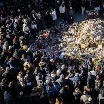 Dimanche, à Crans-Montana, des personnes en deuil se sont rassemblées autour de fleurs et de bougies pour rendre hommage aux victimes de l'incendie dévastateur.