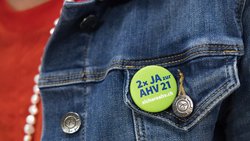 Weil das Rentenalter für Frauen erhöht wurde, sollen Frauen in Jahrgängen, die besonders von der Änderung betroffen sind, entschädigt werden. National- und Ständerat haben sich darauf geeinigt, dass es neun Jahrgänge sein sollen. (Symbolbild)
