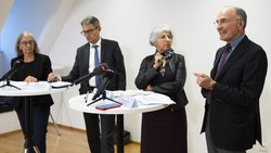 Le président de Prio.Swiss, Felix Gutzwiller (à droite), s'exprime aux côtés de la conseillère fédérale Elisabeth Baume-Schneider, de Lukas Engelberger, directeur de la santé du canton de Bâle-Ville, et de la présidente de la FMH, Yvonne Gilli, lors de la conférence de presse qui a suivi la table ronde à Berne.