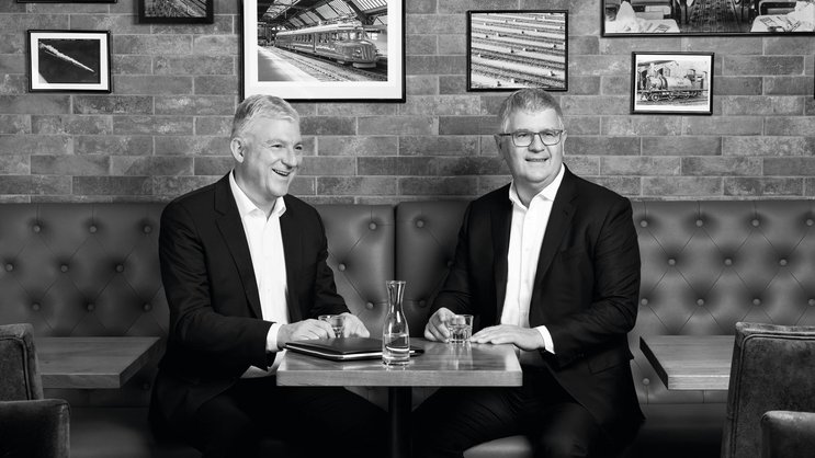 Urs Arbter, directeur, et Stefan Mäder, président et de l'Association Suisse d'Assurances (ASA), se sont rencontrés pour un entretien au Buffet de la gare d'Olten.