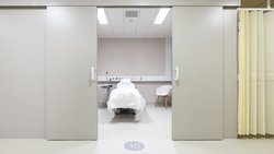 Einblick in einen Behandlungsraum im neuen ambulanten Zentrum des Stadtspitals Zürich an der Europaalle.