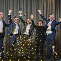 Baloise-Schweiz-CEO Michael Müller, Matthias Rüfenacht, Till Schaltegger, Clarissa Nucerito, Corsin Sulser und Philipp Marty (v.l.n.r.) jubeln über den zweiten Platz.