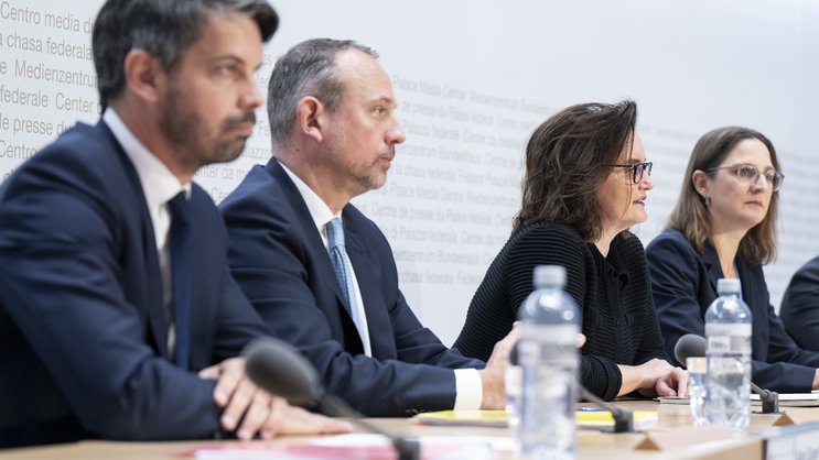Alain Girard, responsable de la division Recovery et Resolution, Thomas Hirschi, responsable de la division Banques, Marlene Amstad, présidente du conseil d'administration et Birgit Rutishauser, directrice a.i. (de gauche à droite), lors de la conférence de presse de la Finma à Berne.