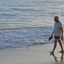 Homme sur la plage en Espagne : l'âge de la retraite n'est plus considéré comme un repère fixe pour de nombreux salariés.