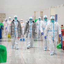 Personnel médical dans un hôpital de Wuhan début février 2020.