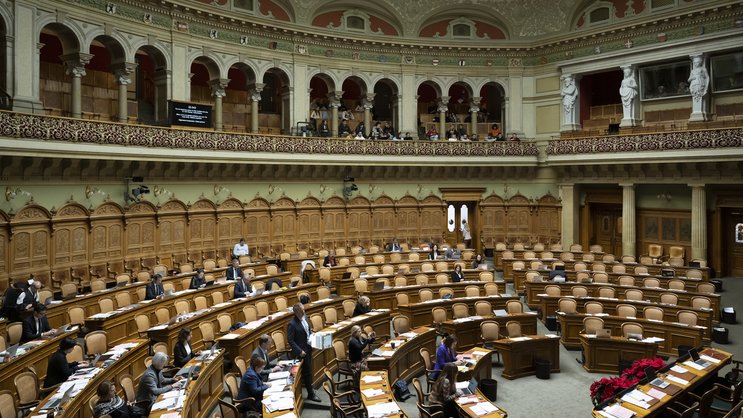 Viele leere Plätze im Nationalratssaal während der Debatte zur Initiative für eine 13. AHV-Rente.