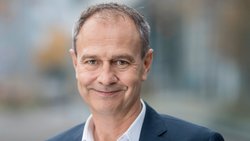 Der Verwaltungsrat der Helsana-Gruppe hat Patrick Frank als neuen Leiter des Geschäftsbereiches Informatik sowie Mitglied der Geschäftsleitung gewählt. Patrick Frank wird damit die Nachfolge von Hans-Peter Keller übernehmen, der das Unternehmen per Ende Oktober 2022 auf eigenen Wunsch verlassen hatte.