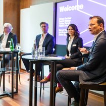 Berater von Accenture gaben beim Expertenlunch am HR Insurance Forum 2023 Auskunft zum Thema Talentknappheit und mögliche Lösungen für Versicherer.