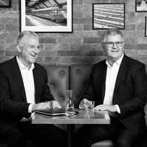 Urs Arbter, directeur, et Stefan Mäder, président et de l'Association Suisse d'Assurances (ASA), se sont rencontrés pour un entretien au Buffet de la gare d'Olten.