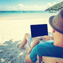 Arbeiten im Paradies: Auch für digitale Nomaden gilt es, während ihres Auslandaufenthalts Vorsorgelücken zu vermeiden.