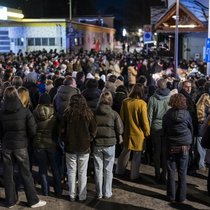 Plusieurs centaines de personnes en deuil se sont rassemblées à Crans-Montana le soir du Nouvel An pour rendre hommage aux victimes de l'incendie.