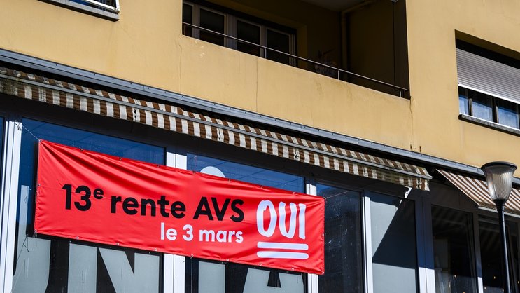 Une banderole du comite Oui a une 13eme rente AVS est visible sur la permanence du syndicat Unia a Monthey.