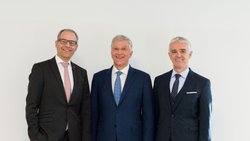 Philipp Gmür, Vorstandsmitglied SVV; Rolf Dörig, Präsident SVV und Thomas Helbling, Direktor SVV (v.l.) an der Jahresmedienkonferenz des Schweizerischen Versicherungsverbandes.
