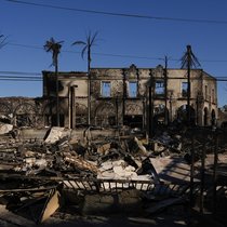 Des commerces brûlés par l'incendie de Palisades dans le quartier de Pacific Palisades à Los Angeles.