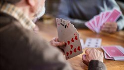 Poker im Alter: Die Finanzierung der Pflege wird zur Herausforderung. 