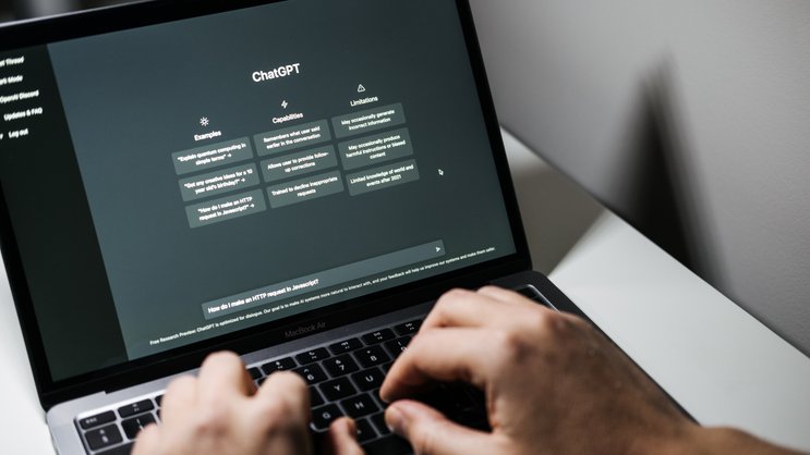 Anstatt die ChatGPT-Website für Verbraucher direkt zu nutzen, integrieren Versicherer in der Regel die APIs von OpenAI.