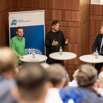 Jürg Portmann vom ZHAW im Gespräch mit Bernard El Hage und Patrick Eugster (v.r.n.l.).