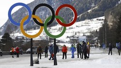 Les anneaux olympiques près d'Anterselva, où se déroulent les compétitions de biathlon.