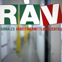 Anders als in den Kantonen Genf und Waadt gibt es im Wallis keine obligatorische Krankentagegeldversicherung für Arbeitslose.