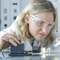 Um Behandlungskosten zu reduzieren und das Gesundheitspersonal zu entlasten, arbeiten Forschende der Empa an neuartigen Behandlungsmethoden für chronische Wunden. 