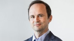 Dennis Giavina succède à Sandra Hürlimann au poste de directeur technique chez Helvetia Baloise en Suisse. 