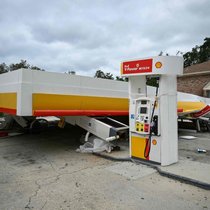 Dégâts causés par la tempête dans une station-service à Gulf Breeze, en Floride. 