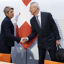 Händedruck am Sonntagabend in Bern: Finanzministerin Karin Keller-Sutter (links) und CS-Chef Axel Lehmann.