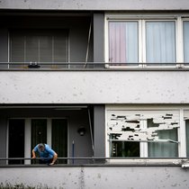 Zerstörte Rollläden und beschädigte Fassadenteile an einem Wohngebäude in Bülach ZH nach dem Hagelwetter vom Freitagvormittag. 
