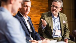 Thomas Harnischberg, CEO der KPT, Kristian Schneider, stellvertretender Direktor des Bundesamts für Gesundheit sowie Prof. Dr. med. Andreas Kistler, Chefarzt Innere Medizin am Spital Thurgau, im Gespräch am HZ Insurance Health Summit 26 in Zürich.