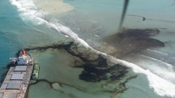Grossschäden wie der Ölaustritt aus dem auf Grund gelaufenen Massengutfrachter MV Wakashio vor der Küste von Mauritius im August 2020 könnten mit KI-Lösungen wie von Concirrus künftig genauer analysiert werden.