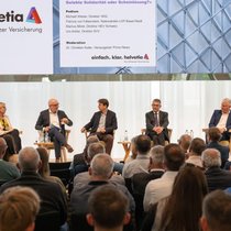 Patricia von Falkenstein (LDP Basel-Stadt), Michael Wieser (Direktor VKG), Christian Keller (Moderator), Markus Meier (Direktor HEV Schweiz) und Urs Arbter (Direktor SVV, v.l.n.r.) diskutierten leidenschaftlich über ein kontroverses Thema.