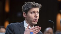 Sam Altman, directeur général d'OpenAI, réclame une réglementation urgente de l'intelligence artificielle.