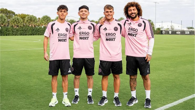 Die Aufwärm- sowie Trainingstrikots von Inter Miami CF werden das neue ERGO NEXT Insurance-Logo zukünftig prominent tragen.
