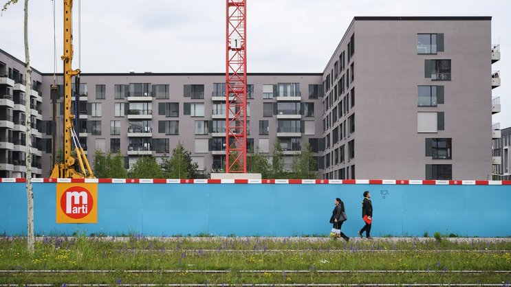 Selon l'étude de l'EPFZ, la densification contribue certes à créer davantage de surface habitable dans les régions urbaines. Mais lorsque l'on démolit et que l'on reconstruit, et que des locataires doivent faire de la place, ce sont plus souvent que la moyenne des ménages à bas revenus qui sont concernés.