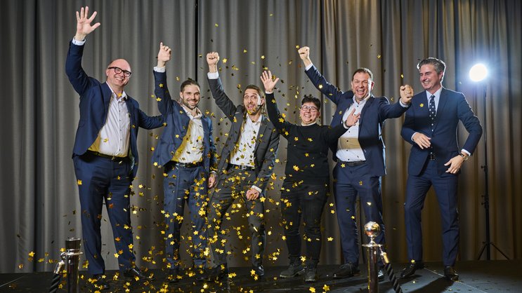 Baloise-Schweiz-CEO Michael Müller, Matthias Rüfenacht, Till Schaltegger, Clarissa Nucerito, Corsin Sulser und Philipp Marty (v.l.n.r.) jubeln über den zweiten Platz.